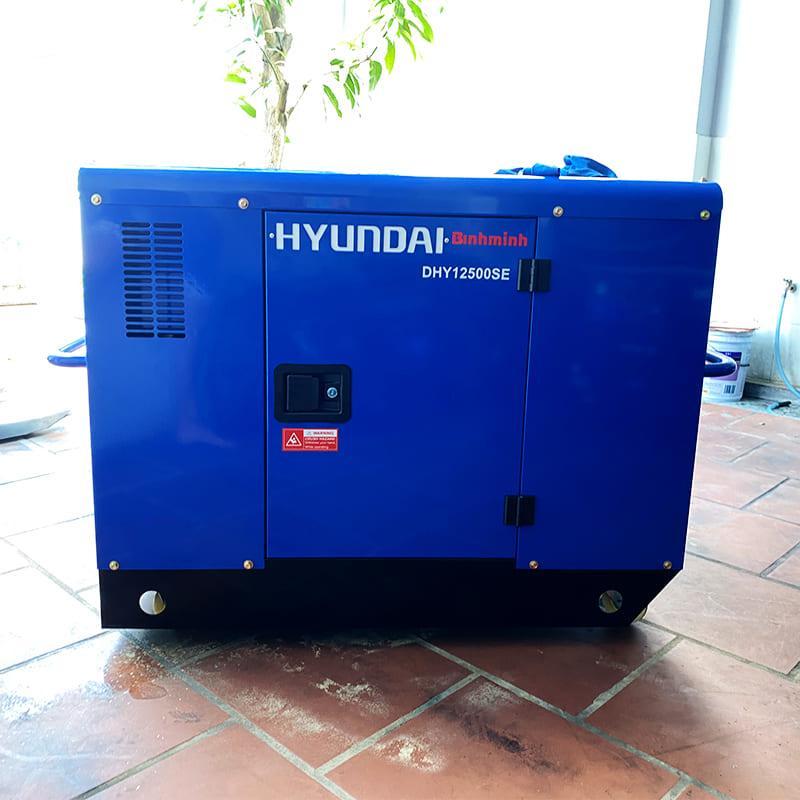 ảnh máy phát điện hyundai chạy dầu 10kw dhy12500le có vỏ chống ồn